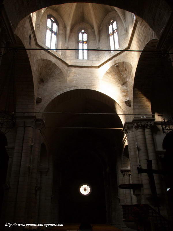 INTERIOR HACIA LOS PIES DEL TEMPLO. CIMBORRIO GÓTICO AÑADIDO